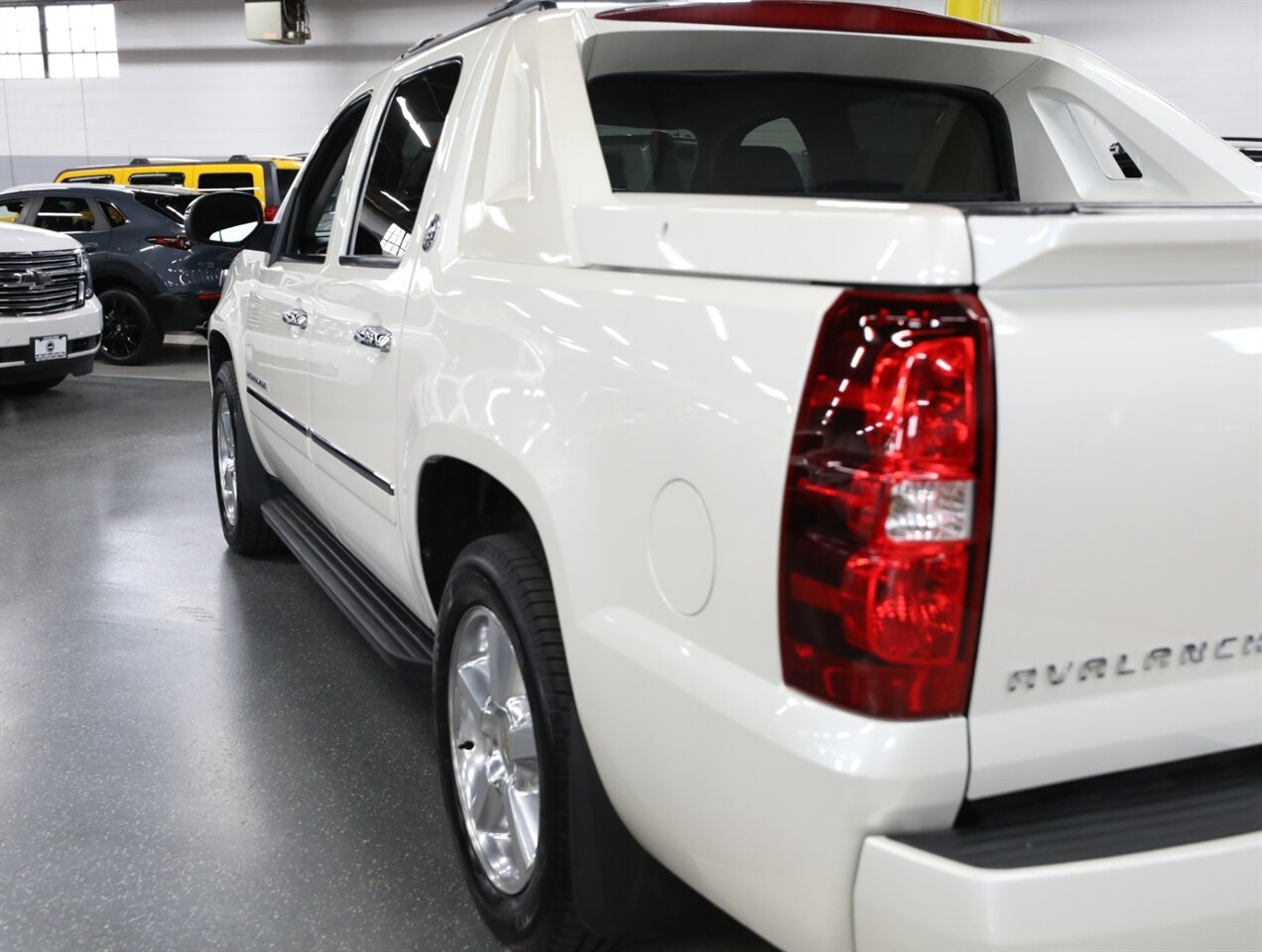 2013 Chevrolet Avalanche LTZ Black Diamond 4X4 - Photo 15 - Addison, IL 60101