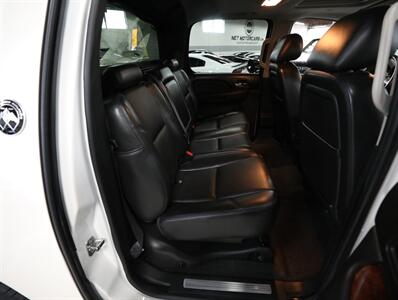 2013 Chevrolet Avalanche LTZ Black Diamond 4X4 - Photo 22 - Addison, IL 60101