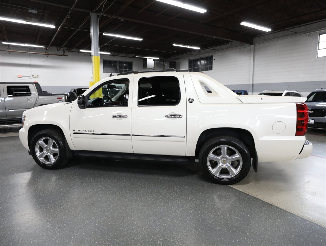2013 Chevrolet Avalanche LTZ Black Diamond 4X4 - Photo 16 - Addison, IL 60101
