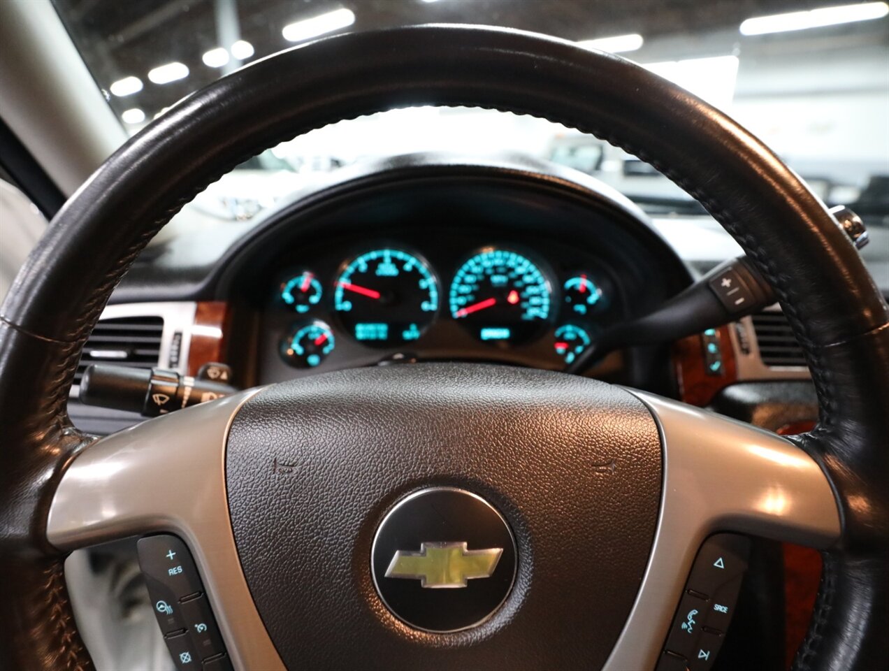 2013 Chevrolet Avalanche LTZ Black Diamond 4X4 - Photo 39 - Addison, IL 60101