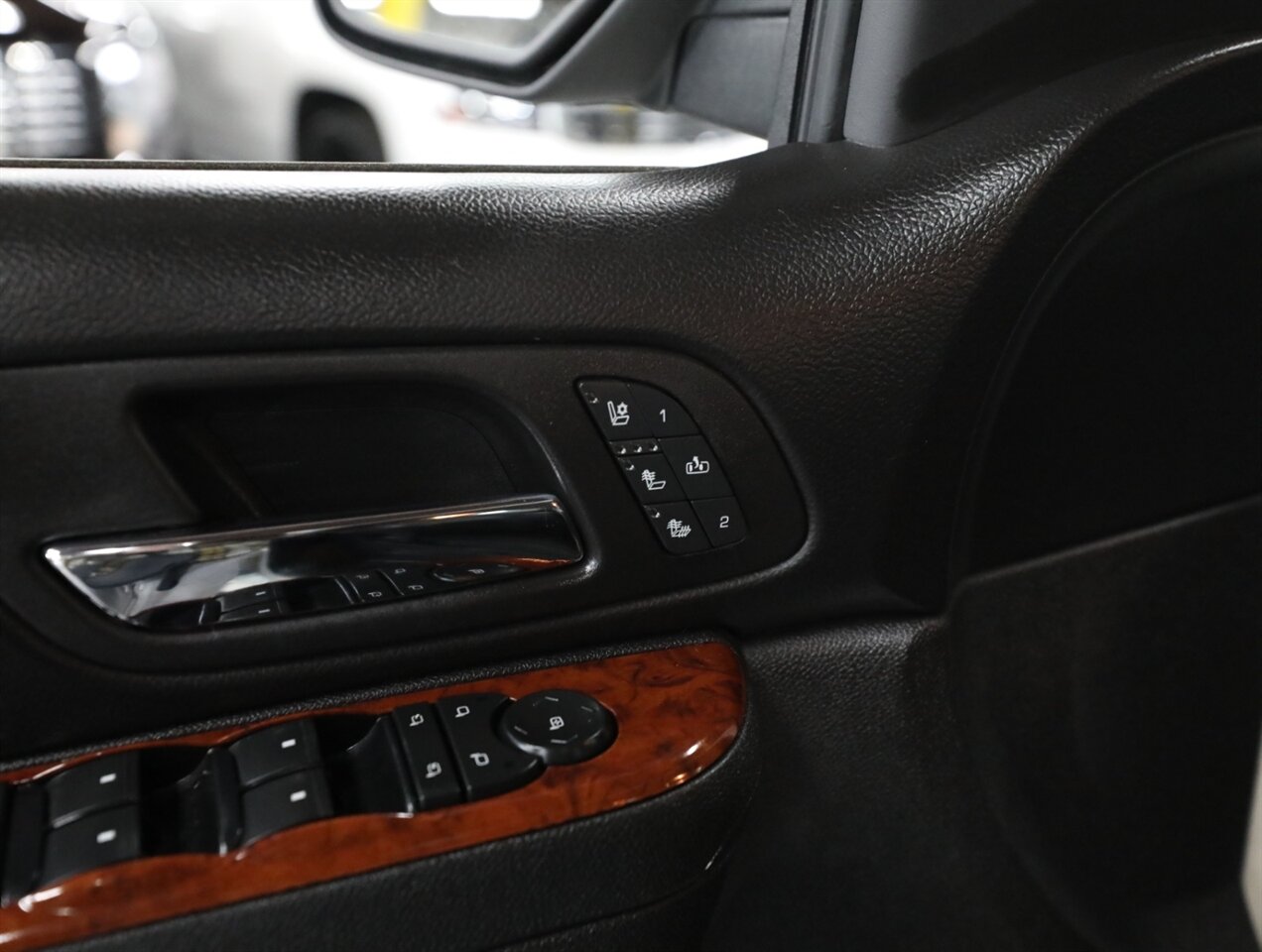 2013 Chevrolet Avalanche LTZ Black Diamond 4X4 - Photo 28 - Addison, IL 60101