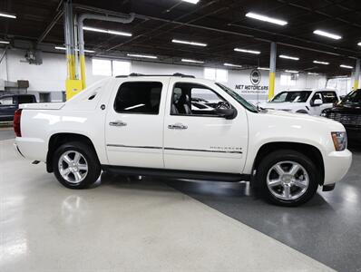 2013 Chevrolet Avalanche LTZ Black Diamond 4X4 - Photo 8 - Addison, IL 60101