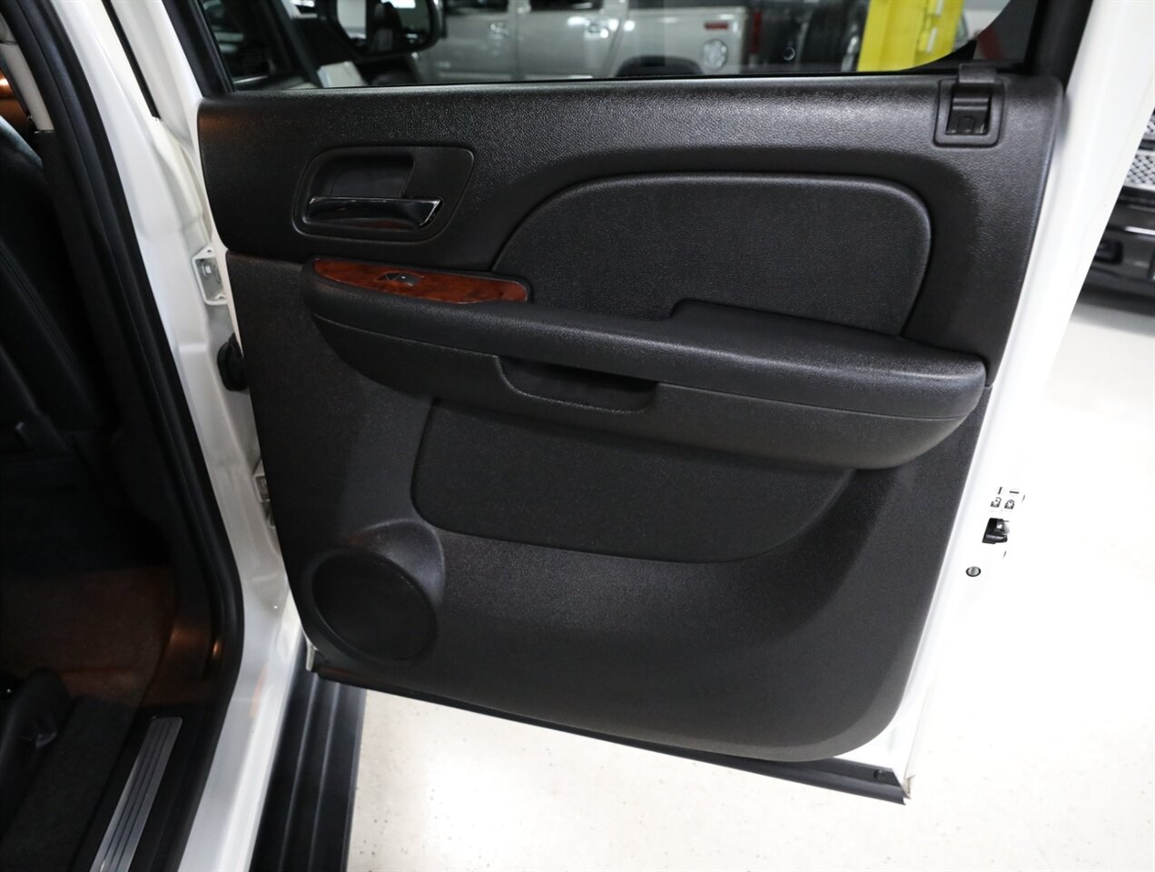 2013 Chevrolet Avalanche LTZ Black Diamond 4X4 - Photo 20 - Addison, IL 60101