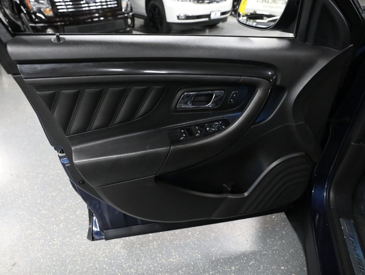 2017 Ford Taurus SHO AWD - Photo 29 - Addison, IL 60101