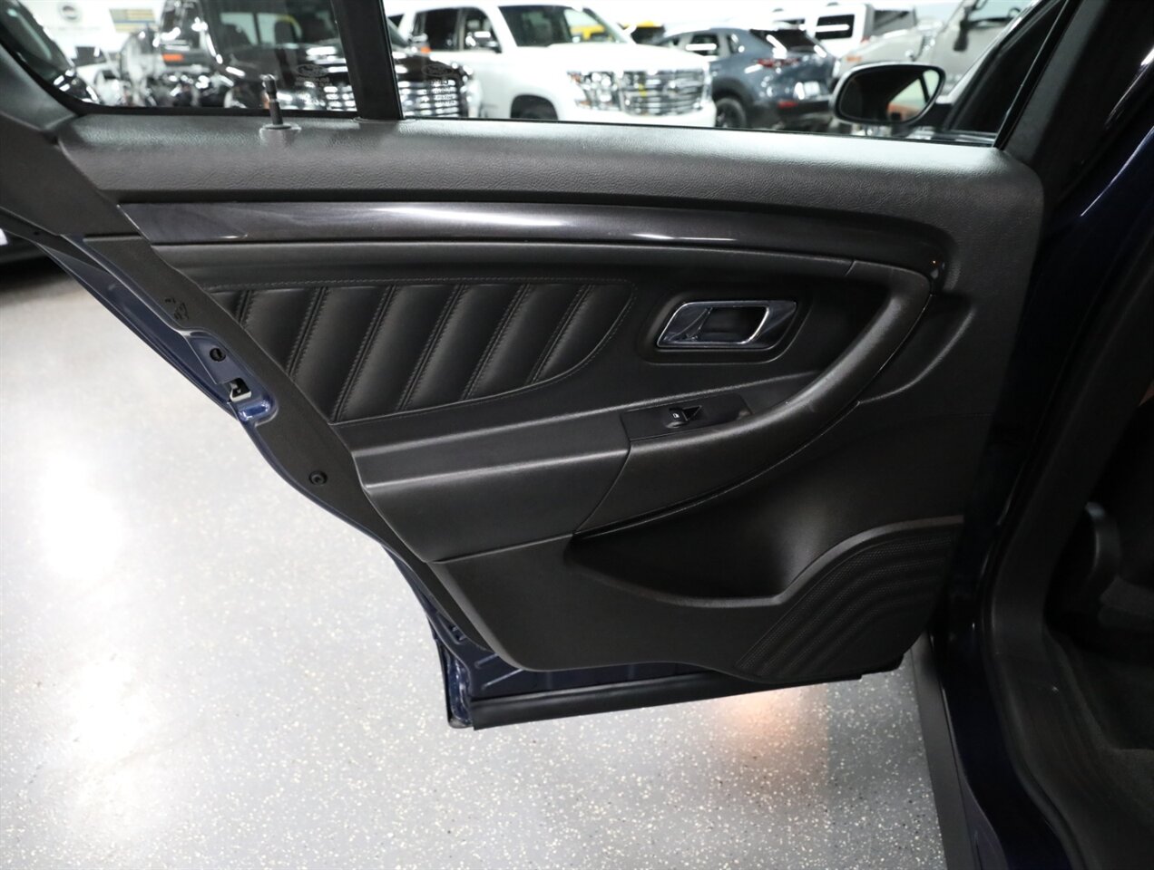 2017 Ford Taurus SHO AWD - Photo 25 - Addison, IL 60101