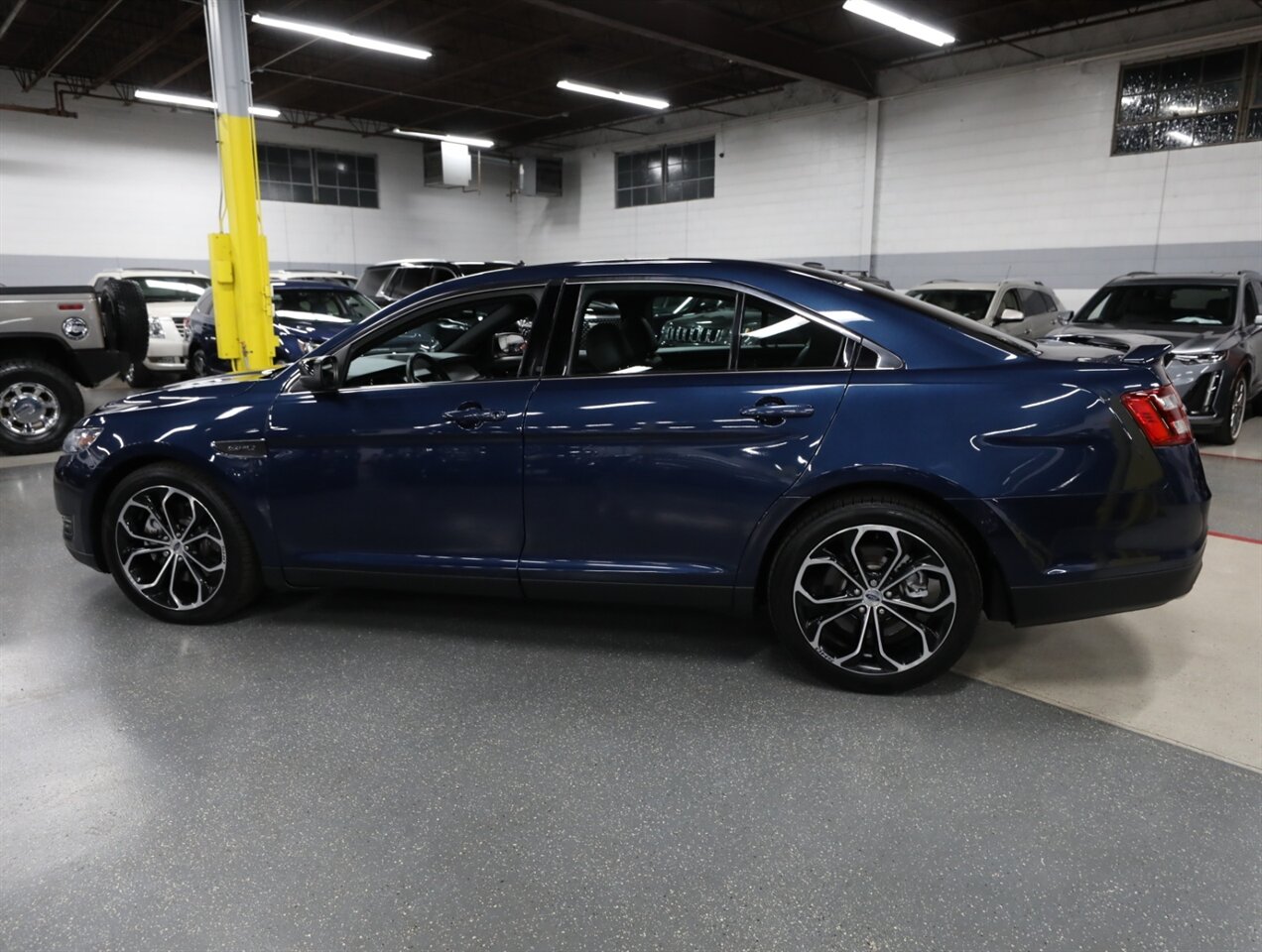 2017 Ford Taurus SHO AWD - Photo 17 - Addison, IL 60101