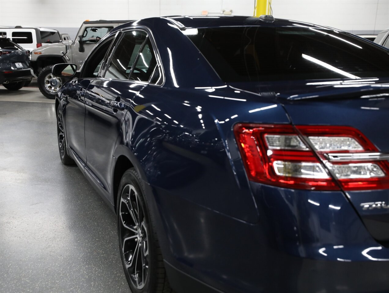 2017 Ford Taurus SHO AWD - Photo 16 - Addison, IL 60101