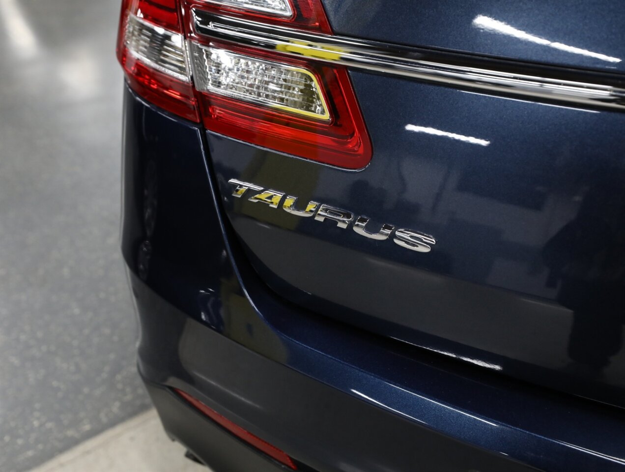 2017 Ford Taurus SHO AWD - Photo 13 - Addison, IL 60101