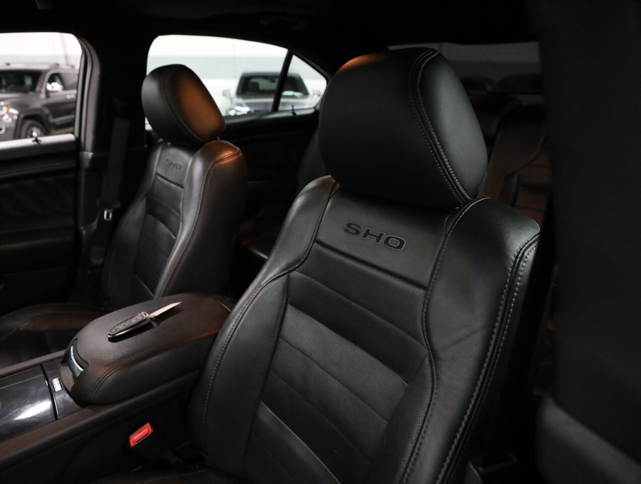 2017 Ford Taurus SHO AWD - Photo 32 - Addison, IL 60101