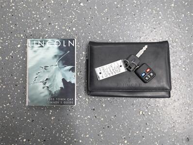 2003 Lincoln Town Car Executive   - Photo 41 - Addison, IL 60101