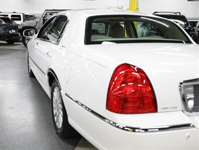 2003 Lincoln Town Car Executive   - Photo 12 - Addison, IL 60101