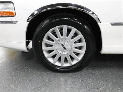 2003 Lincoln Town Car Executive   - Photo 34 - Addison, IL 60101