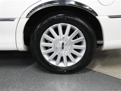 2003 Lincoln Town Car Executive   - Photo 33 - Addison, IL 60101