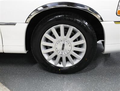 2003 Lincoln Town Car Executive   - Photo 35 - Addison, IL 60101