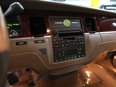 2003 Lincoln Town Car Executive   - Photo 29 - Addison, IL 60101