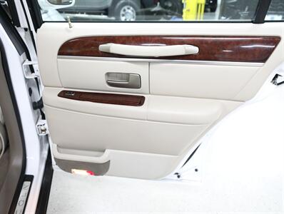 2003 Lincoln Town Car Executive   - Photo 18 - Addison, IL 60101