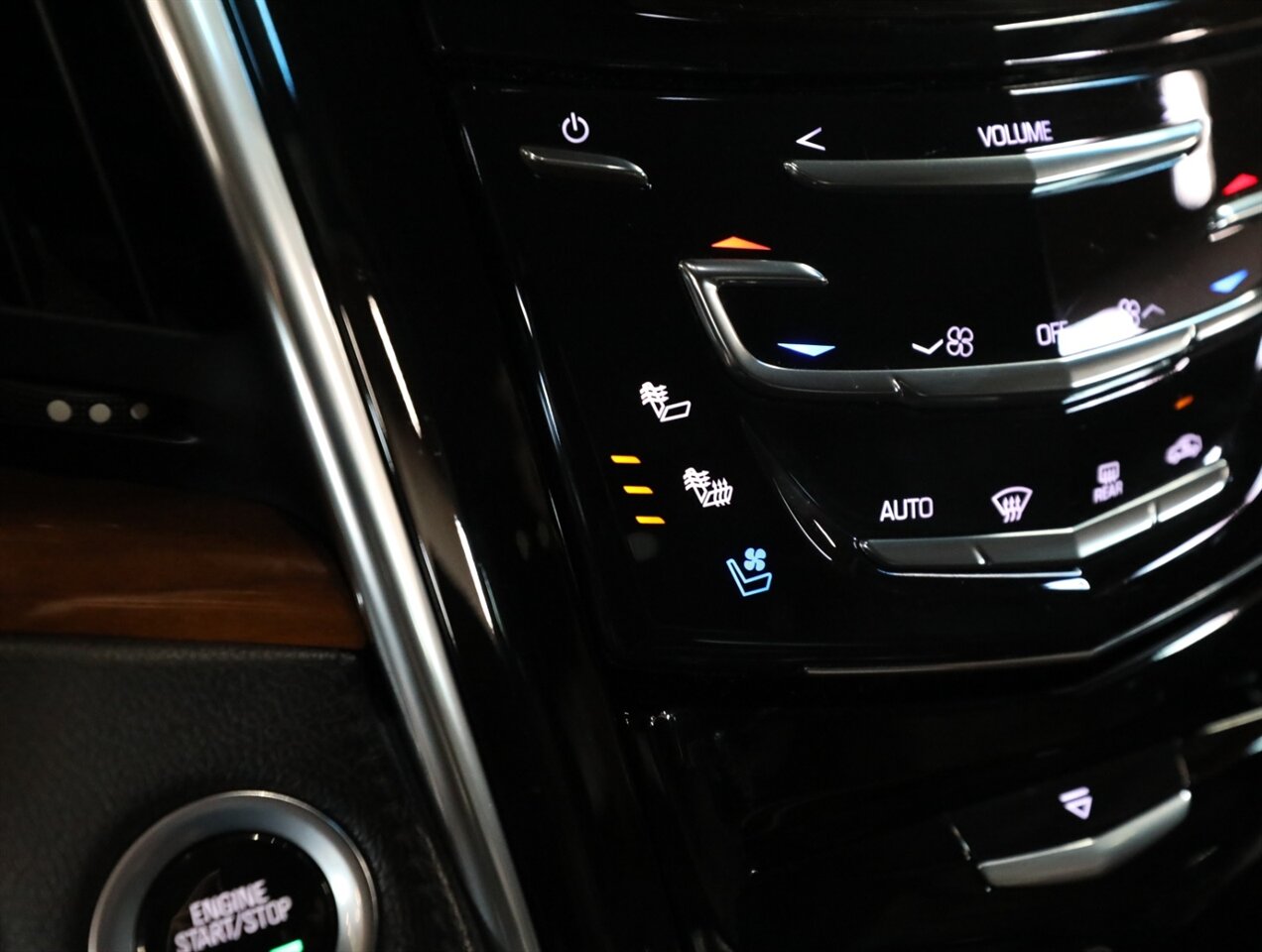 2018 Cadillac Escalade Premium Luxury 4WD - Photo 41 - Addison, IL 60101