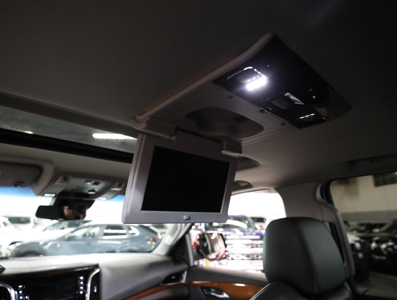 2018 Cadillac Escalade Premium Luxury 4WD - Photo 31 - Addison, IL 60101