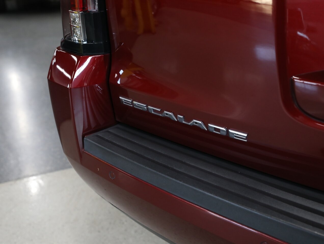 2018 Cadillac Escalade Premium Luxury 4WD - Photo 11 - Addison, IL 60101