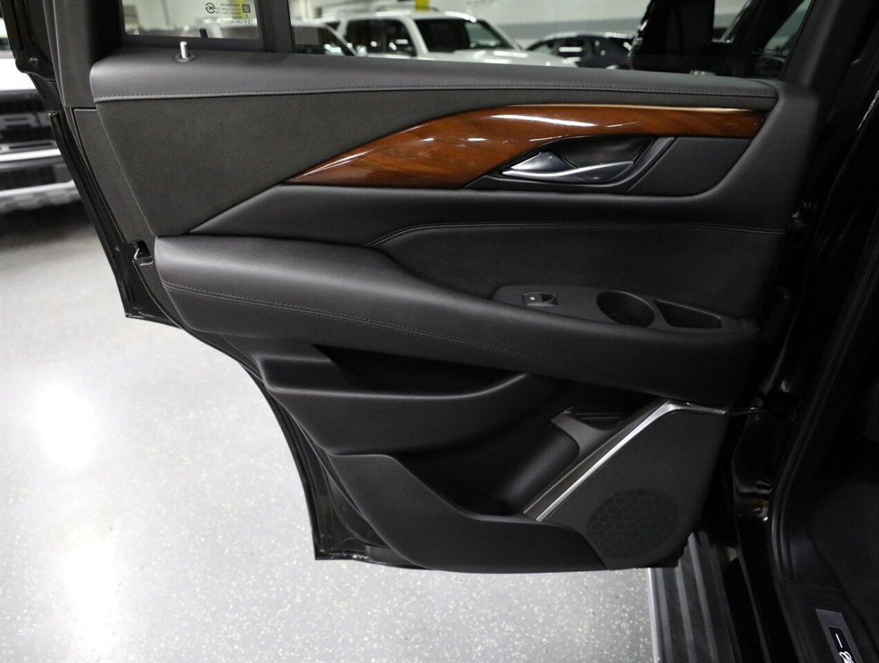 2018 Cadillac Escalade Luxury 4WD - Photo 27 - Addison, IL 60101