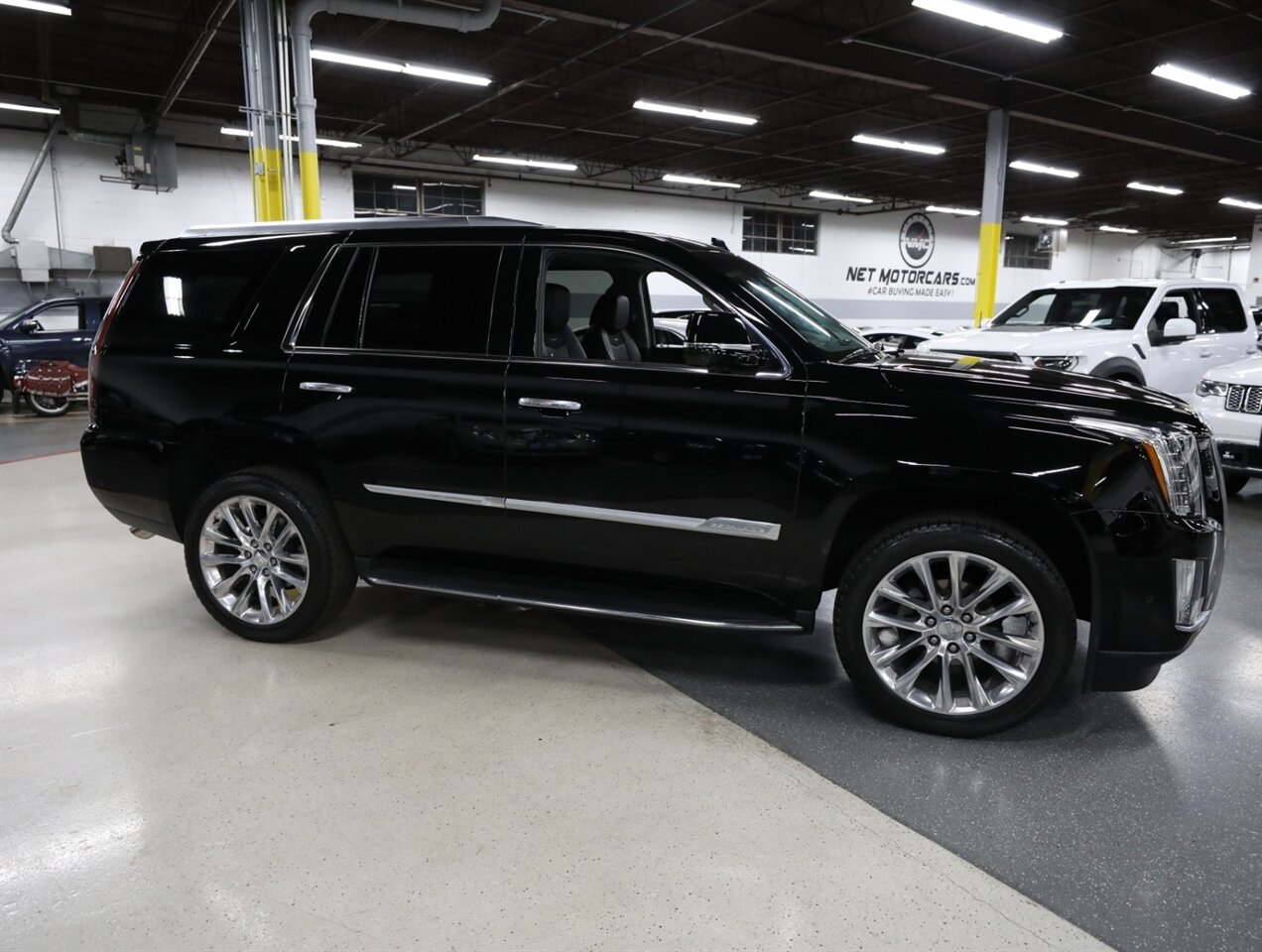 2018 Cadillac Escalade Luxury 4WD - Photo 8 - Addison, IL 60101