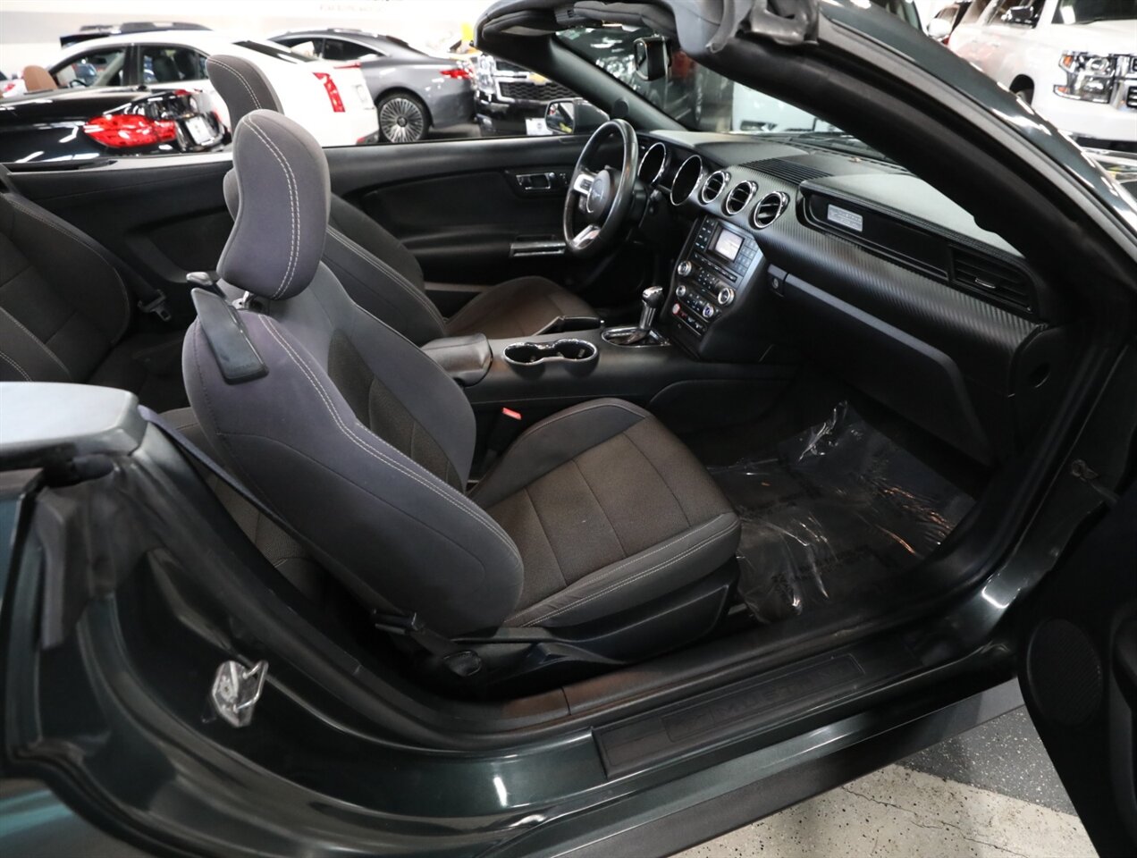 2016 Ford Mustang V6 Convertible - Photo 17 - Addison, IL 60101