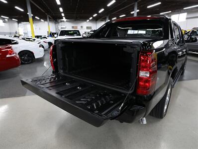 2013 Chevrolet Avalanche LT Black Diamond 4X4   - Photo 12 - Addison, IL 60101