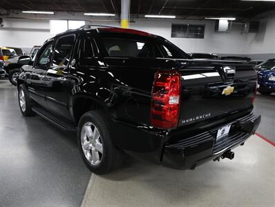2013 Chevrolet Avalanche LT Black Diamond 4X4   - Photo 13 - Addison, IL 60101