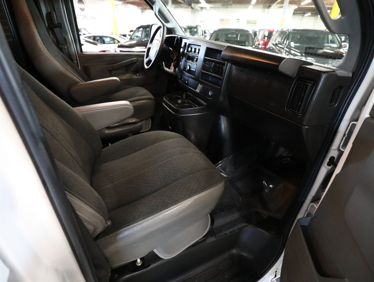 2022 Chevrolet Express 2500 Cargo Van - Photo 17 - Addison, IL 60101