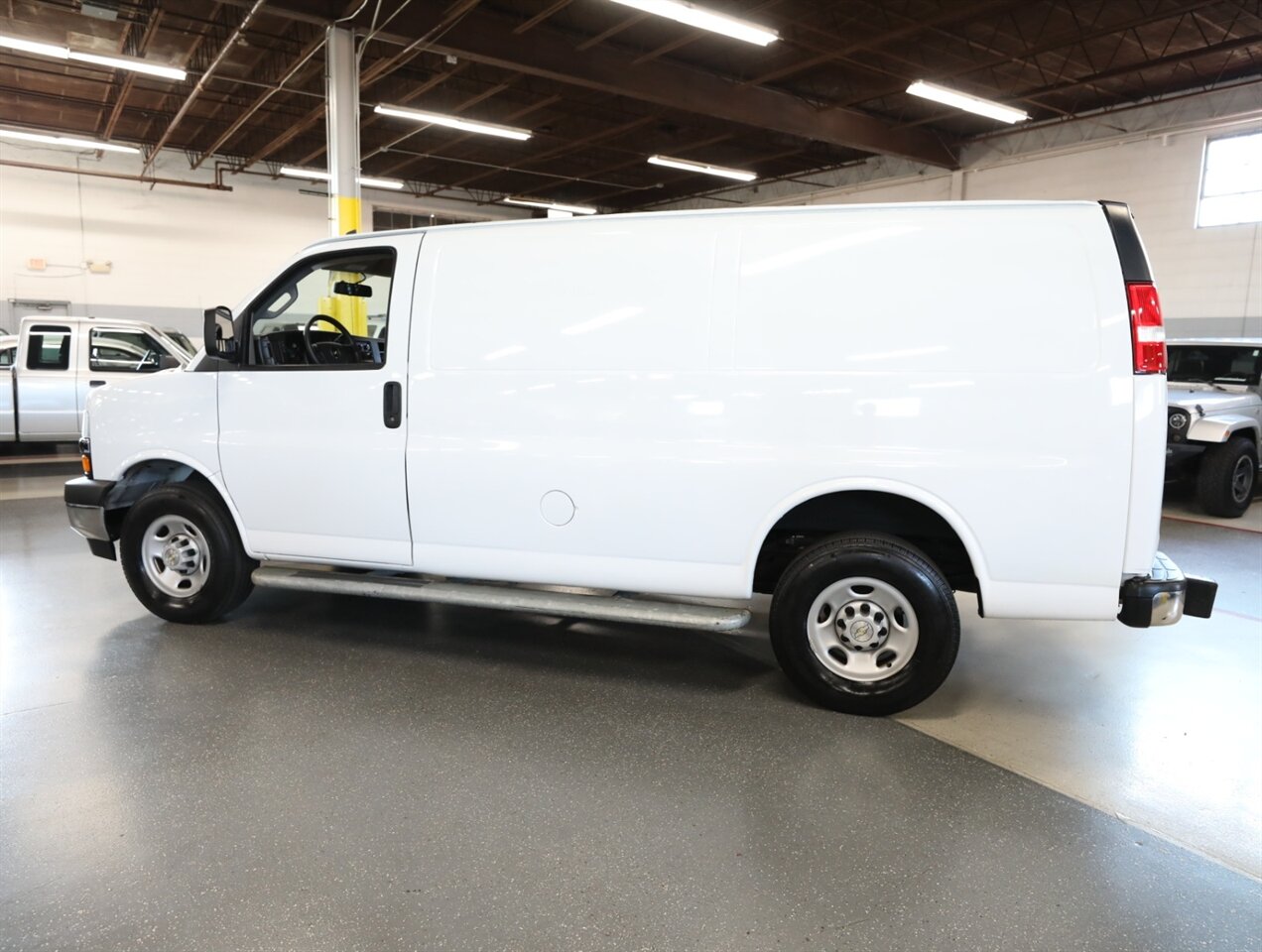2022 Chevrolet Express 2500 Cargo Van - Photo 14 - Addison, IL 60101