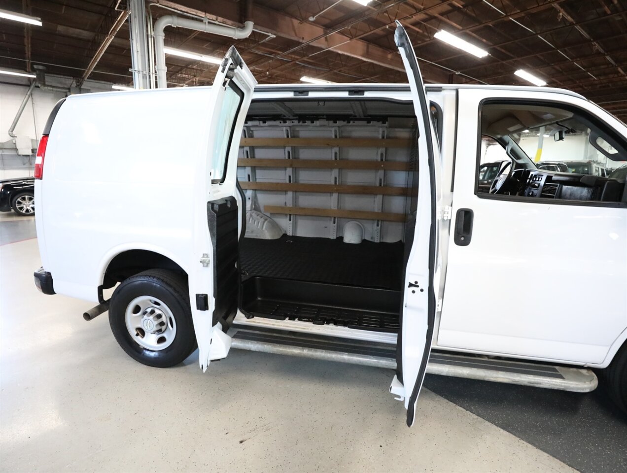 2022 Chevrolet Express 2500 Cargo Van - Photo 19 - Addison, IL 60101