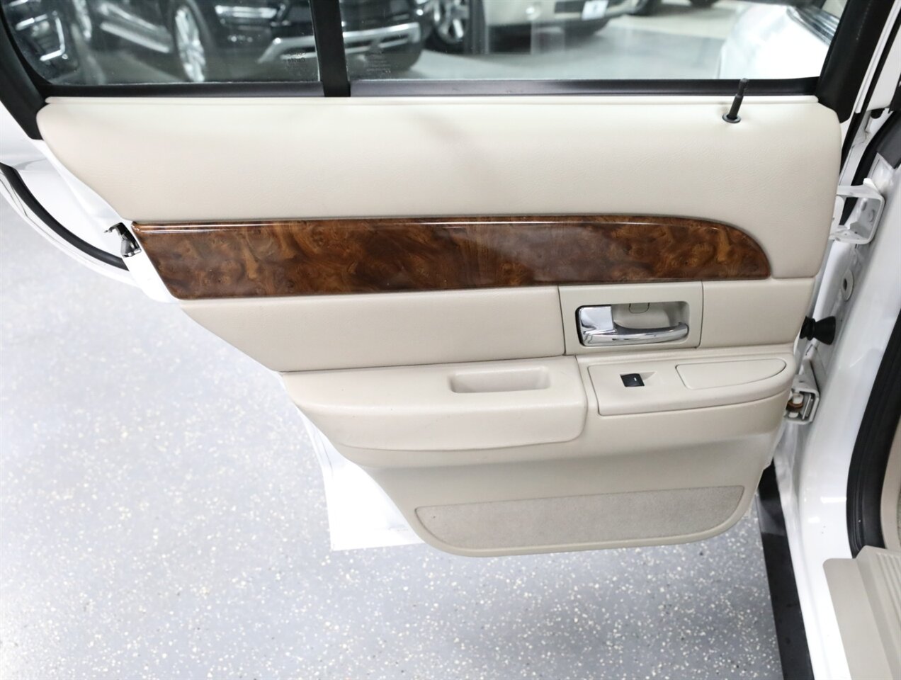 2010 Mercury Grand Marquis LS - Photo 24 - Addison, IL 60101