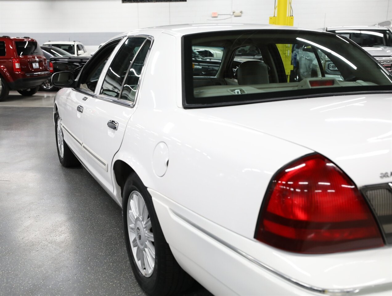 2010 Mercury Grand Marquis LS - Photo 14 - Addison, IL 60101