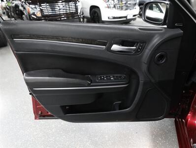 2018 Chrysler 300 Limited AWD   - Photo 28 - Addison, IL 60101