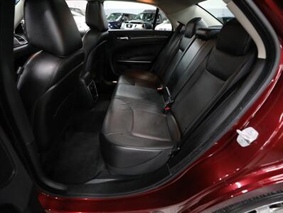 2018 Chrysler 300 Limited AWD   - Photo 26 - Addison, IL 60101