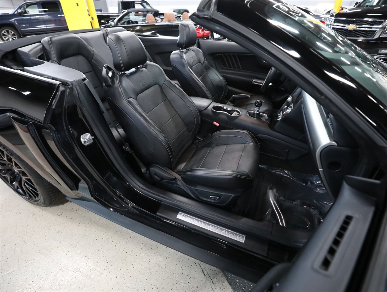 2015 Ford Mustang GT Premium Convertible - Photo 19 - Addison, IL 60101