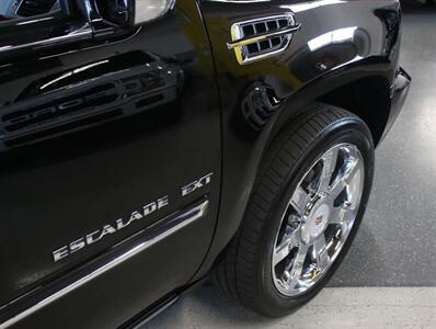 2012 Cadillac Escalade EXT Premium AWD   - Photo 8 - Addison, IL 60101