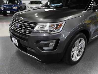 2017 Ford Explorer XLT AWD   - Photo 3 - Addison, IL 60101