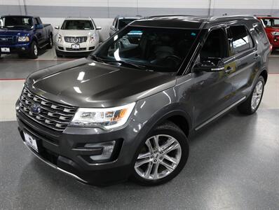 2017 Ford Explorer XLT AWD   - Photo 2 - Addison, IL 60101