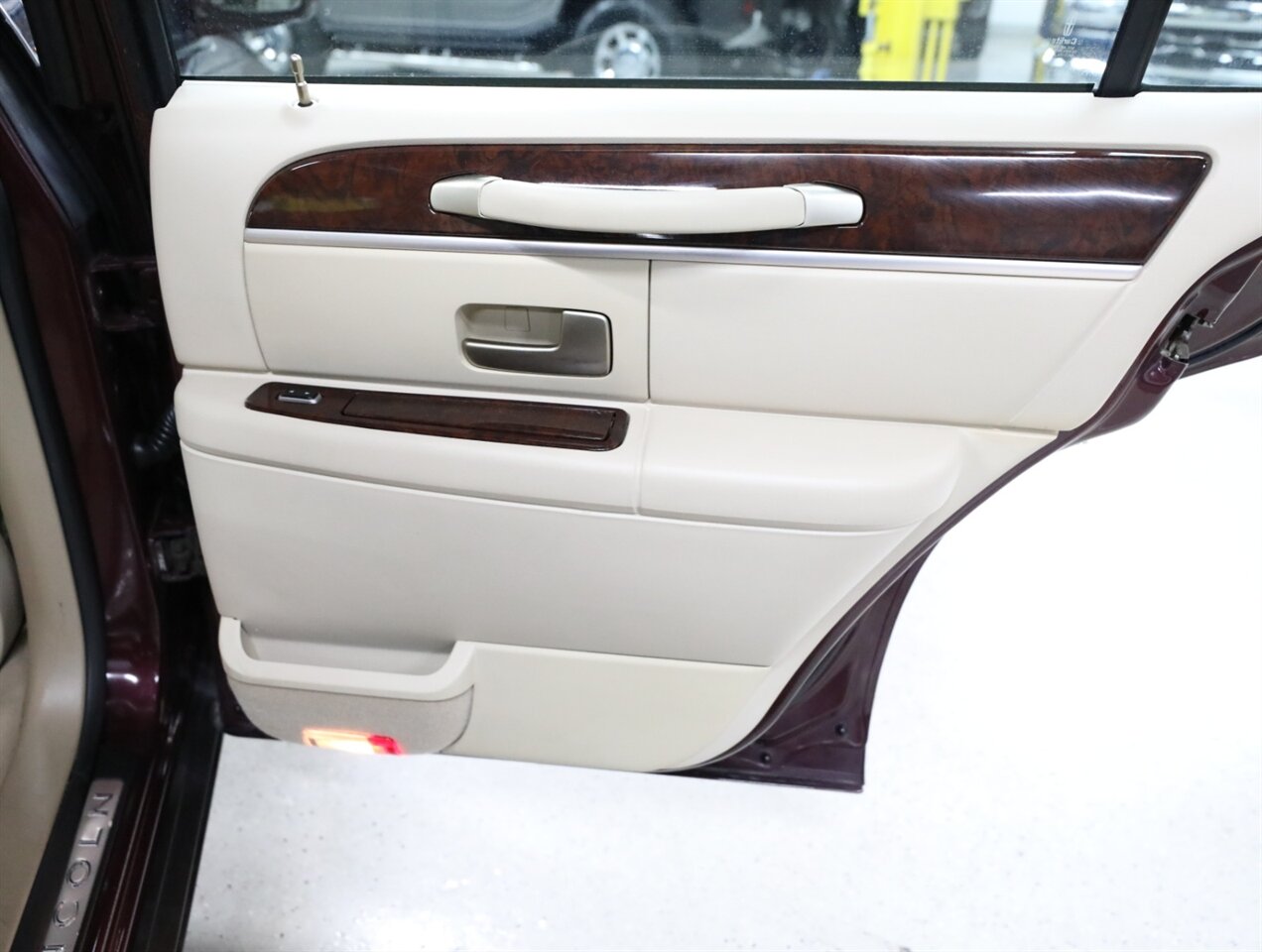 2008 Lincoln Town Car Signature Limited - Photo 18 - Addison, IL 60101