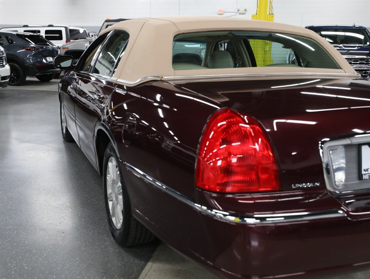 2008 Lincoln Town Car Signature Limited - Photo 12 - Addison, IL 60101