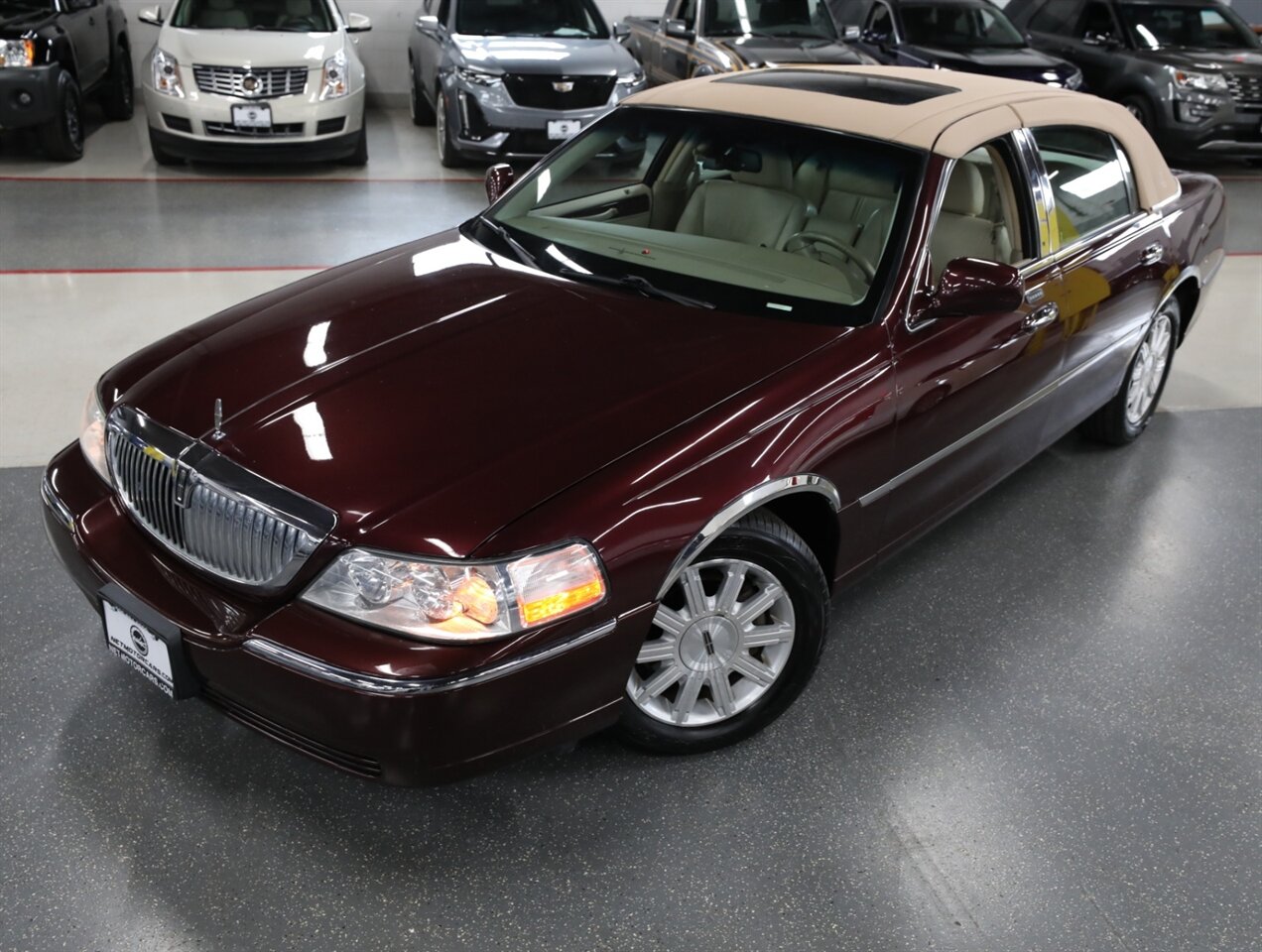 2008 Lincoln Town Car Signature Limited - Photo 2 - Addison, IL 60101