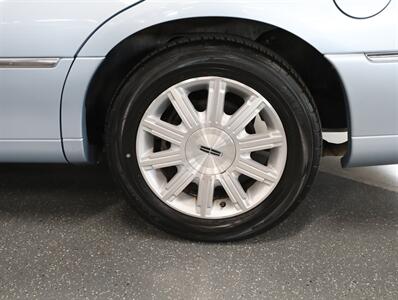 2011 Lincoln Town Car Signature Limited - Photo 35 - Addison, IL 60101