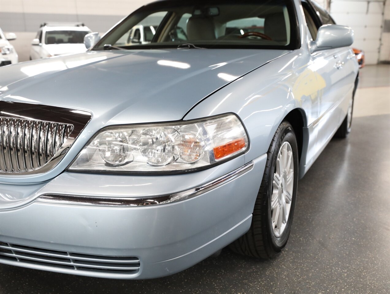 2011 Lincoln Town Car Signature Limited - Photo 5 - Addison, IL 60101