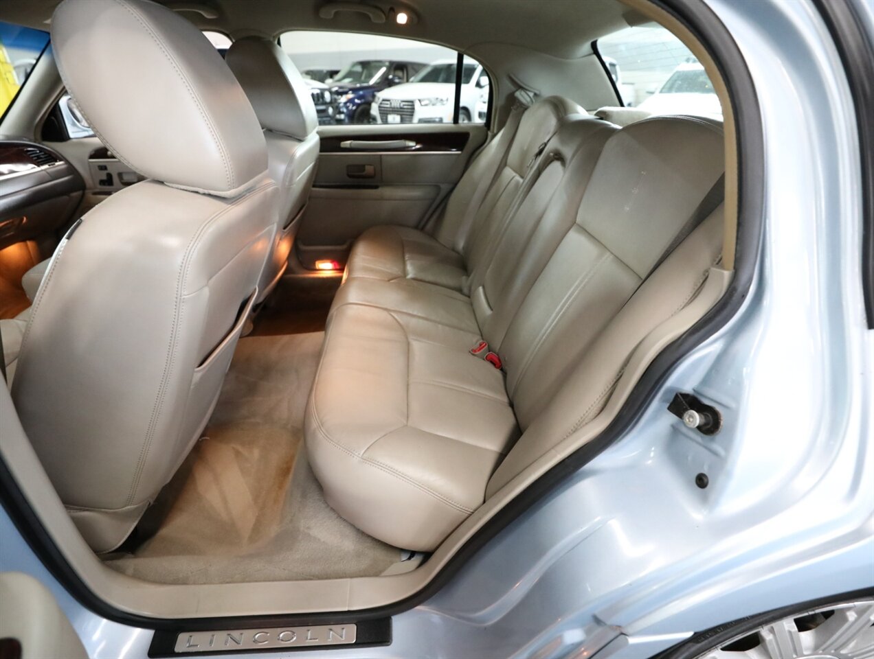 2011 Lincoln Town Car Signature Limited - Photo 24 - Addison, IL 60101