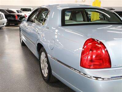 2011 Lincoln Town Car Signature Limited - Photo 13 - Addison, IL 60101