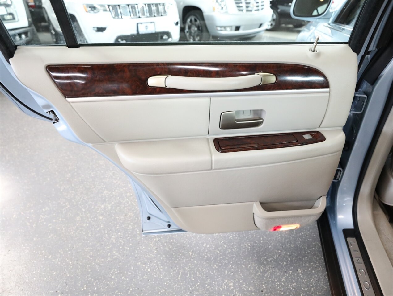 2011 Lincoln Town Car Signature Limited - Photo 22 - Addison, IL 60101