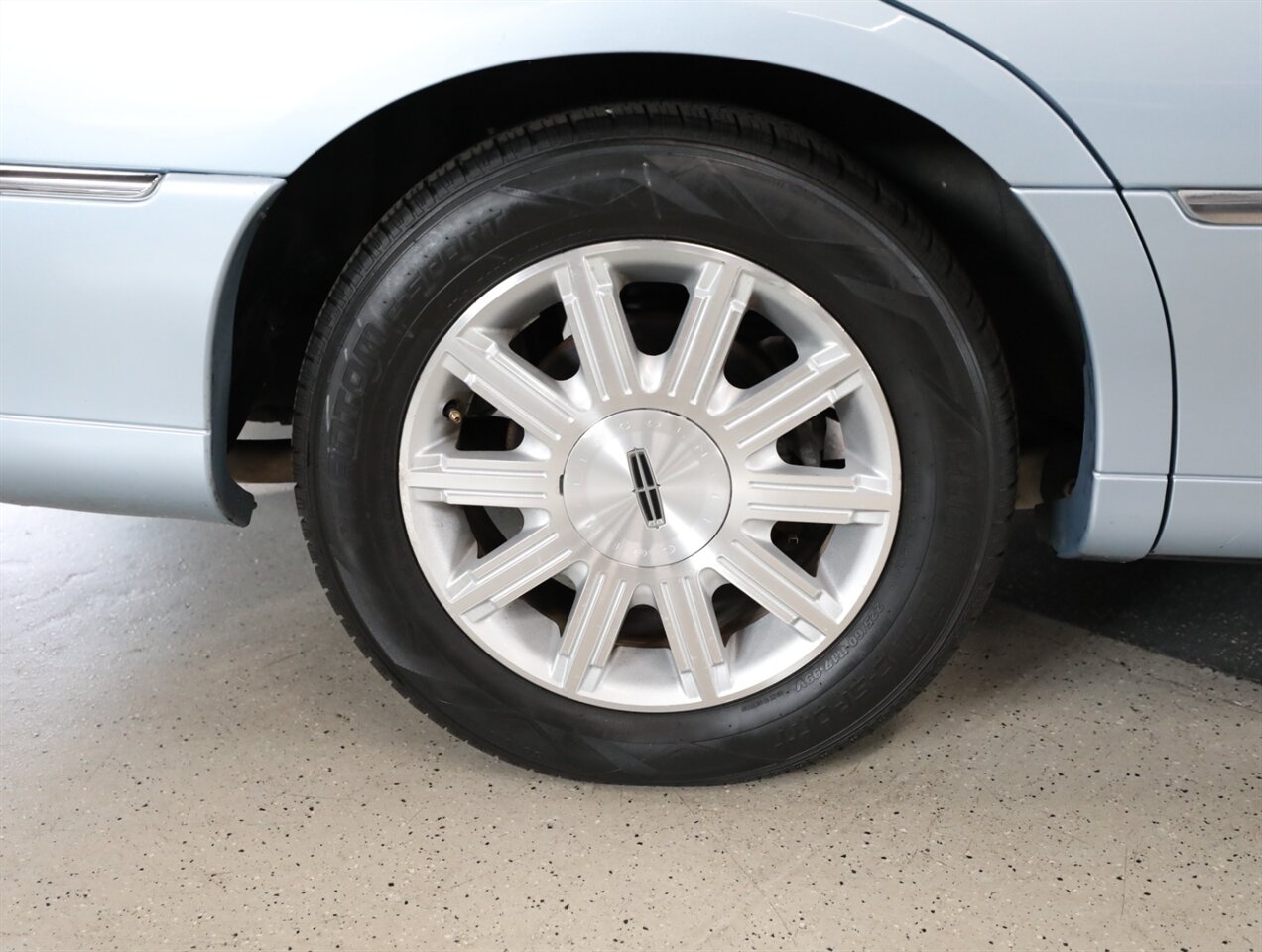 2011 Lincoln Town Car Signature Limited - Photo 38 - Addison, IL 60101