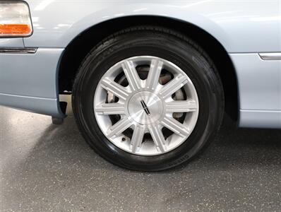 2011 Lincoln Town Car Signature Limited - Photo 36 - Addison, IL 60101