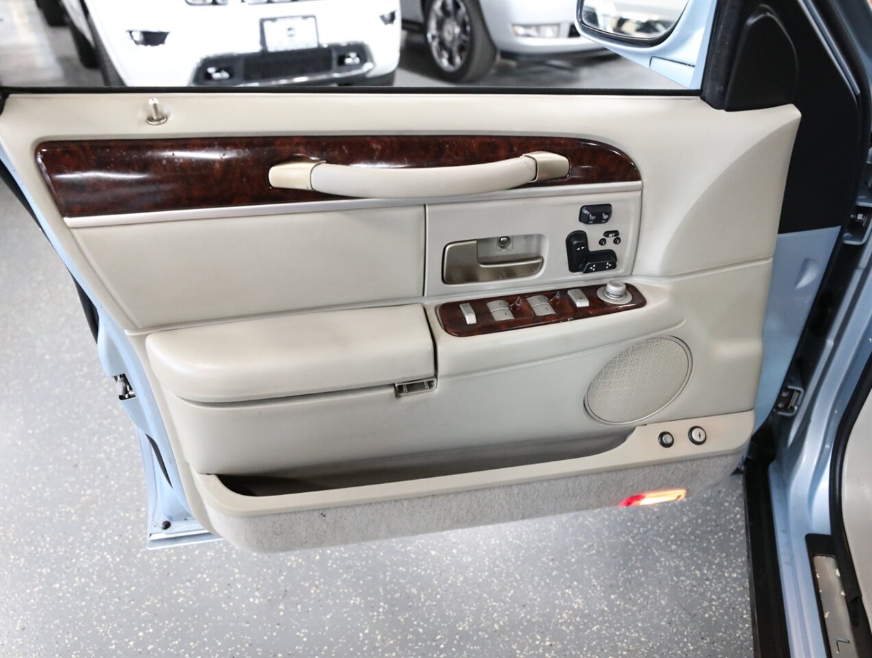 2011 Lincoln Town Car Signature Limited - Photo 26 - Addison, IL 60101